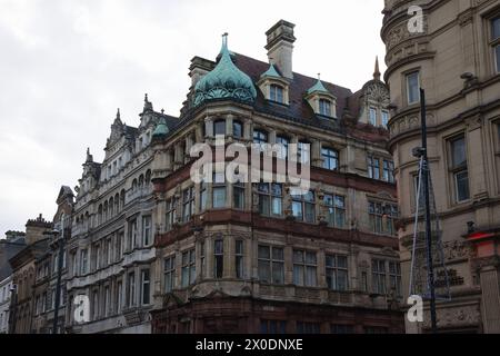 England, Liverpool - 28. Dezember 2023: Prächtige Hausfassaden sind in der Castle Street zu sehen. Stockfoto