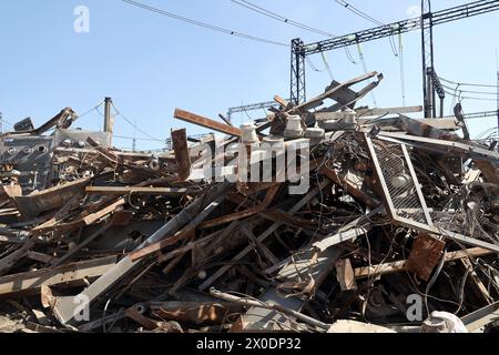 Nicht exklusiv: CHARKIW, UKRAINE - 10. APRIL 2024 - eine Energieanlage wurde durch russische Bombardierung beschädigt, Charkiw, Nordostukraine. Stockfoto