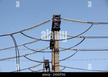 Nicht exklusiv: CHARKIW, UKRAINE - 10. APRIL 2024 - eine Energieanlage wurde durch russische Bombardierung beschädigt, Charkiw, Nordostukraine. Stockfoto