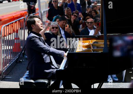 Los Angeles, USA. April 2024. Der chinesische Pianist lang tritt am 10. April 2024 bei seiner Hollywood Walk of Fame Zeremonie in Los Angeles, Kalifornien, auf. Der chinesische Pianist lang wurde am Mittwoch mit einem Star auf dem Hollywood Walk of Fame in Los Angeles in der Kategorie Live-Performance geehrt. Quelle: Xinhua/Alamy Live News Stockfoto