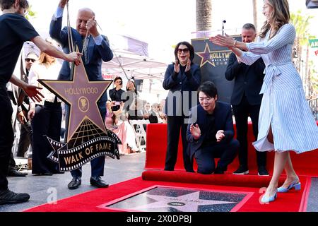 Los Angeles, USA. April 2024. Der chinesische Pianist lang (3., R) nimmt am 10. April 2024 an seiner Hollywood Walk of Fame Zeremonie in Los Angeles, Kalifornien, Teil. Der chinesische Pianist lang wurde am Mittwoch mit einem Star auf dem Hollywood Walk of Fame in Los Angeles in der Kategorie Live-Performance geehrt. Quelle: Xinhua/Alamy Live News Stockfoto