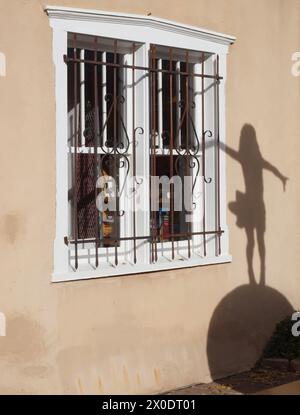 Mädchenschatten auf Schattenkugel am Fenster. Stockfoto