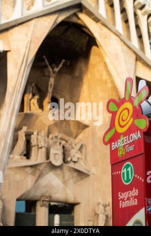 Bushaltestelle für Stadtrundfahrt vor dem Äußeren der Basilika La Sagrada Familia in Barcelona, Spanien Stockfoto