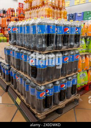 Italien - 11. April 2023: Pepsi Twist, Cola mit Zitronengeschmack in Plastikflaschen, gestapelt auf Palette, zum Verkauf im italienischen Discounter Stockfoto