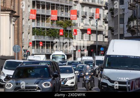 Mailand, Italien. April 2024. Traffico automobilistico in Brera - Cronaca - Milano, Italia - Giovedì, 11. April 2024 (Foto Stefano Porta/LaPresse) Autoverkehr in Brera - Nachrichten - Milano, Italien - Donnerstag, 11. April 2024 (Foto Stefano Porta/LaPresse) Credit: LaPresse/Alamy Live News Stockfoto