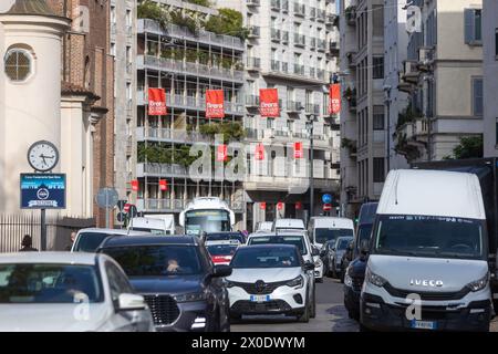 Mailand, Italien. April 2024. Traffico automobilistico in Brera - Cronaca - Milano, Italia - Giovedì, 11. April 2024 (Foto Stefano Porta/LaPresse) Autoverkehr in Brera - Nachrichten - Milano, Italien - Donnerstag, 11. April 2024 (Foto Stefano Porta/LaPresse) Credit: LaPresse/Alamy Live News Stockfoto