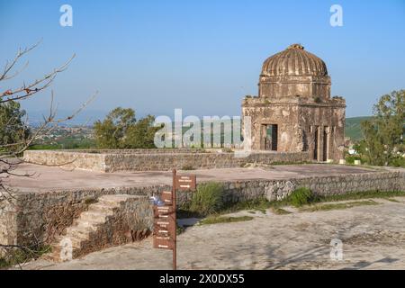 Ruinen von Rani Mahal, ein alter historischer Palast in Rohtas Fort Jhelum Punjab Pakistan, altes Denkmal des indischen Erbes und Vintage-Architektur Stockfoto