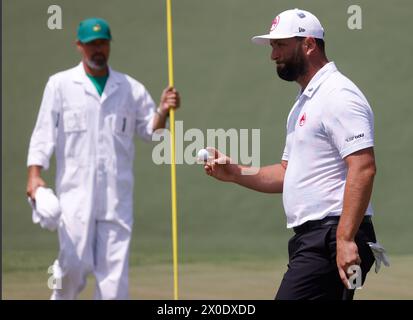 Augusta, Usa. April 2024. Der Spanier Jon Rahm lächelt, nachdem er am Donnerstag, den 11. April 2024, in der ersten Runde des Masters Turniers im Augusta National Golf Club in Augusta, Georgia, einen Putt auf das zweite Loch gesunken hat. Foto: Tannen Maury/UPI Credit: UPI/Alamy Live News Stockfoto