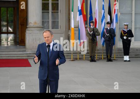 Der polnische Premierminister Donald Tusk hält in Warschau ein Treffen zur strategischen Agenda ab. Der polnische Premierminister hält am Donnerstag, den 11. April 2024, eine Pressekonferenz während des Treffens der Strategischen Agenda in Warschau ab. Warschau Polen Copyright: XAleksanderxKalkax Stockfoto