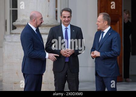 Der polnische Premierminister Donald Tusk hält in Warschau ein Treffen zur strategischen Agenda ab. Der polnische Premierminister Donald Tusk R und der Präsident des Europäischen Rates Charles Michel L begrüßen den griechischen Premierminister Kyriakos Mitsotakis C vor dem Treffen der Strategischen Agenda am Donnerstag, den 11. April 2024 in Warschau, Polen. Warschau Polen Copyright: XAleksanderxKalkax Stockfoto