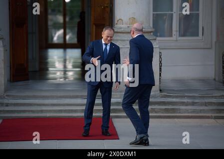 Der polnische Premierminister Donald Tusk hält in Warschau ein Treffen zur strategischen Agenda ab. Der polnische Premierminister Donald Tusk begrüßt den Präsidenten des Europäischen Rates, Charles Michel, vor dem Treffen der Strategischen Agenda am Donnerstag, den 11. April 2024 in Warschau, Polen. Warschau Polen Copyright: XAleksanderxKalkax Stockfoto