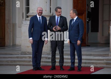 Der polnische Premierminister Donald Tusk hält in Warschau ein Treffen zur strategischen Agenda ab. Der polnische Premierminister Donald Tusk R und der Präsident des Europäischen Rates Charles Michel L begrüßen den griechischen Premierminister Kyriakos Mitsotakis C vor dem Treffen der Strategischen Agenda am Donnerstag, den 11. April 2024 in Warschau, Polen. Warschau Polen Copyright: XAleksanderxKalkax Stockfoto