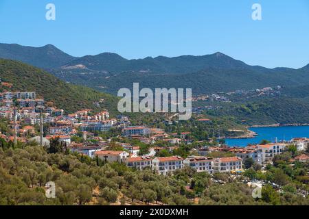 Wunderschöner Blick auf den Badeort Kas in der Türkei. Villen und Hotels mit roten Dächern sind für Touristen geöffnet Stockfoto