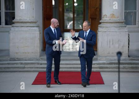 Der polnische Premierminister Donald Tusk hält in Warschau ein Treffen zur strategischen Agenda ab. Der polnische Premierminister Donald Tusk begrüßt den Präsidenten des Europäischen Rates, Charles Michel, vor dem Treffen der Strategischen Agenda am Donnerstag, den 11. April 2024 in Warschau, Polen. Warschau Polen Copyright: XAleksanderxKalkax Stockfoto