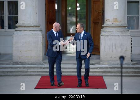 Der polnische Premierminister Donald Tusk hält in Warschau ein Treffen zur strategischen Agenda ab. Der polnische Premierminister Donald Tusk begrüßt den Präsidenten des Europäischen Rates, Charles Michel, vor dem Treffen der Strategischen Agenda am Donnerstag, den 11. April 2024 in Warschau, Polen. Warschau Polen Copyright: XAleksanderxKalkax Stockfoto