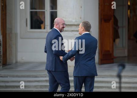 Der polnische Premierminister Donald Tusk hält in Warschau ein Treffen zur strategischen Agenda ab. Der polnische Premierminister Donald Tusk begrüßt den Präsidenten des Europäischen Rates, Charles Michel, vor dem Treffen der Strategischen Agenda am Donnerstag, den 11. April 2024 in Warschau, Polen. Warschau Polen Copyright: XAleksanderxKalkax Stockfoto