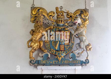 Holzschnitzerei des königlichen Wappens von Karl II. In der Kirche der Heiligen Dreifaltigkeit, Stow Bardolph in Norfolk. Stockfoto