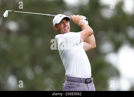 Augusta, Usa. April 2024. Der nordirische Rory McIlroy trifft am Donnerstag, den 11. April 2024, seinen Abschlag auf das vierte Loch während der ersten Runde des Masters Turniers im Augusta National Golf Club in Augusta, Georgia. Foto: John Angelillo/UPI Credit: UPI/Alamy Live News Stockfoto
