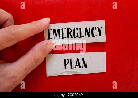 Notfallplan-Wörter auf Papierstücken mit rotem Hintergrund geschrieben. Konzeptsymbol. Kopierbereich. Stockfoto