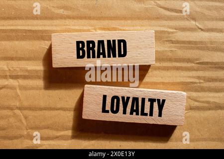 Markentreue auf Holzblöcken mit Papphintergrund geschrieben. Konzeptsymbol. Kopierbereich. Stockfoto