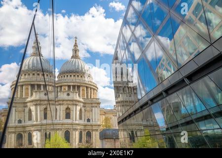 London, England; 11. April 2024 - Ein Blick auf die St. Paul's Cathedral in London, England, in einem Schaufenster. Stockfoto