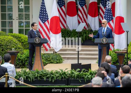 Washington, Vereinigte Staaten Von Amerika. April 2024. Washington, Vereinigte Staaten von Amerika. 10. April 2024. US-Präsident Joe Biden, rechts, antwortet auf eine Frage während einer gemeinsamen Pressekonferenz mit dem japanischen Premierminister Fumio Kishida, links, im Rosengarten des Weißen Hauses, 10. April 2024 in Washington, DC Credit: Oliver Contreras/White House Photo/Alamy Live News Stockfoto