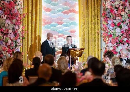 Washington, Vereinigte Staaten Von Amerika. April 2024. Washington, Vereinigte Staaten von Amerika. 10. April 2024. Der japanische Premierminister Fumio Kishida, richtig, hält vor einem Toast mit US-Präsident Joe Biden, der zu seinen Ehren im East Room des Weißen Hauses am 10. April 2024 in Washington, DC, auf das Staatsessen zu seinen Ehren schaut. Quelle: Adam Schultz/White House Photo/Alamy Live News Stockfoto