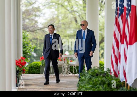 Washington, Vereinigte Staaten Von Amerika. April 2024. Washington, Vereinigte Staaten von Amerika. 10. April 2024. US-Präsident Joe Biden, rechts, eskortiert den japanischen Premierminister Fumio Kishida, links, entlang der Kolonnade zu einer gemeinsamen Pressekonferenz im Rosengarten des Weißen Hauses, 10. April 2024 in Washington, DC Credit: Adam Schultz/White House Photo/Alamy Live News Stockfoto