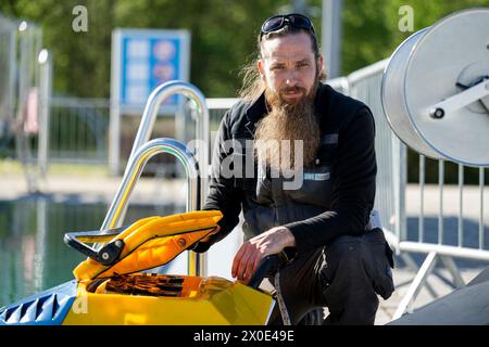 Erfurt, Deutschland. April 2024. Carsten Bienert, der Grundstücksleiter der SWE Bäder für das Erfurter Nordbad, steht bei der Vorbereitung auf die Saison neben einem Unterwasserstaubsauger. Quelle: Jacob Schröter/dpa/Alamy Live News Stockfoto