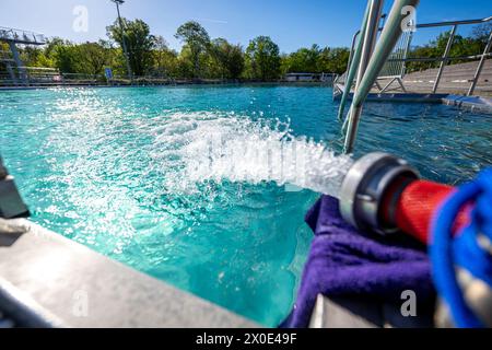 Erfurt, Deutschland. April 2024. Das Schwimmbad im Erfurter Nordbad wird während der Saisonvorbereitung gefüllt. Quelle: Jacob Schröter/dpa/Alamy Live News Stockfoto