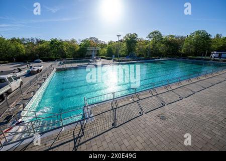 Erfurt, Deutschland. April 2024. Das Schwimmbad im Erfurter Nordbad ist noch während der Saisonvorbereitungen abgezäunt. Quelle: Jacob Schröter/dpa/Alamy Live News Stockfoto