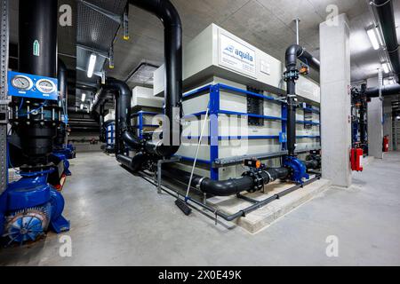 Erfurt, Deutschland. April 2024. Die Wasseraufbereitungsanlage im Untergeschoss des Erfurter Nordbades. Quelle: Jacob Schröter/dpa/Alamy Live News Stockfoto