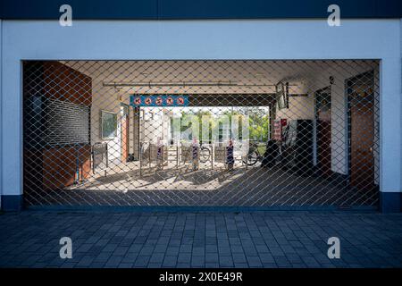Erfurt, Deutschland. April 2024. Das Tor zum Nordbad in Erfurt ist noch geschlossen. Die Vorbereitungen für die Saison laufen im Erfurter Nordbad. Quelle: Jacob Schröter/dpa/Alamy Live News Stockfoto