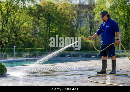 Erfurt, Deutschland. April 2024. SWE Bäder Servicemitarbeiter Huy Pham Duc reinigt die Böden im Freibad während der Saisonvorbereitung im Erfurter Nordbad. Quelle: Jacob Schröter/dpa/Alamy Live News Stockfoto