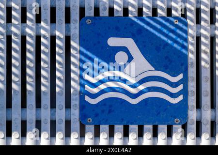 Erfurt, Deutschland. April 2024. Ein Schild am Rand des Pools weist darauf hin, dass es sich um ein Schwimmbecken handelt. Quelle: Jacob Schröter/dpa/Alamy Live News Stockfoto