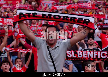 Lissabon, Portugal. April 2024. Lissabon, Portugal, 11. April 2024: SL Benfica Unterstützer beim Spiel der UEFA Europa League zwischen SL Benfica und Olympique de Marseille im Estadio da Luz in Lissabon, Portugal. (Pedro Porru/SPP) Credit: SPP Sport Press Photo. /Alamy Live News Stockfoto