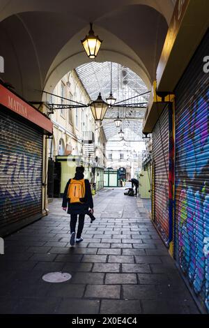 Bristol, England, 30. März 2024: Geschlossene Verkaufsstände von St. Nikolaus Markt in der Altstadt von Bristol Stockfoto