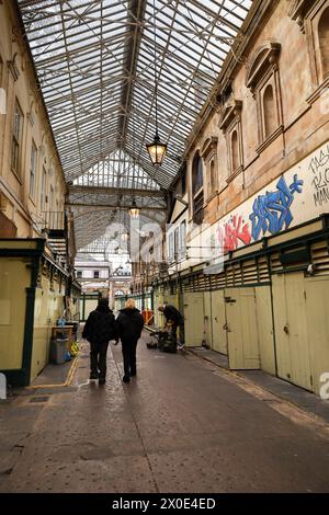 Bristol, England, 30. März 2024: Geschlossene Verkaufsstände von St. Nikolaus Markt in der Altstadt von Bristol Stockfoto