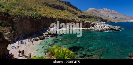 Scopello, Italien - 30. Juli 2023: DISA-Einlauf im Naturschutzgebiet Zingaro am Ufer des Golfs von Castellammare auf Sizilien Stockfoto