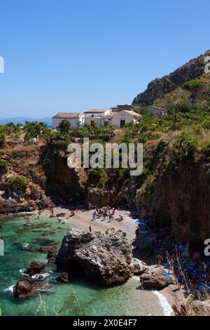 Scopello, Italien - 30. Juli 2023: DISA-Einlauf im Naturschutzgebiet Zingaro am Ufer des Golfs von Castellammare auf Sizilien Stockfoto