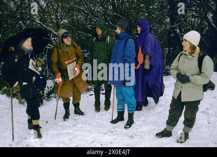 Ramblers Association sehr kalte, schneebedeckte Winterwanderung. Sie unternahmen einen Rundgang um Farthing Downs und Coulsdon Common, einem offenen Platz in Coulsdon im Londoner Stadtteil Croydon. Die Gruppe von rund zwanzig Wanderern feiert die Freuden des Spazierens und schützt die Orte, an denen Menschen gerne laufen – unabhängig vom Wetter. Merstham, Surrey, England, 1991 1990er-Jahre HOMER SYKES Stockfoto