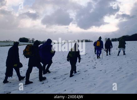 Ramblers Association UK. Eine sehr kalte, schneebedeckte Winterwanderung. Rundwanderung um Farthing Downs und Coulsdon Common, London die Gruppe von rund zwanzig Wanderern feiert die Freuden des Spaziergangs und schützt die Orte, an denen Menschen gerne spazieren gehen – unabhängig vom Wetter. Merstham, Surrey, England, 1991 1990er Jahre HOMER SYKES Stockfoto