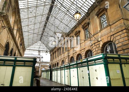 Bristol, England, 30. März 2024: Geschlossene Verkaufsstände von St. Nikolaus Markt in der Altstadt von Bristol Stockfoto