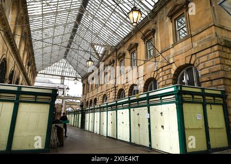 Bristol, England, 30. März 2024: Geschlossene Verkaufsstände von St. Nikolaus Markt in der Altstadt von Bristol Stockfoto