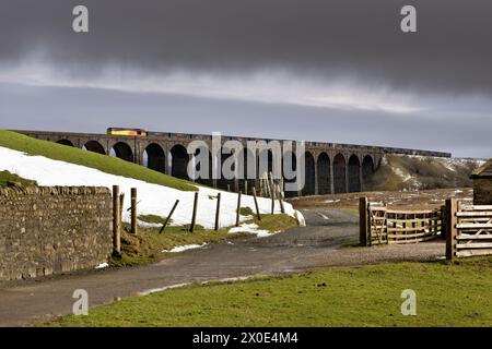 Ein Zug aus Stein vom Arcow Quarry, Helwith Bridge, überquert das Ribblehead Viaduct auf der Siedlungs-Carlisle-Bahn Stockfoto