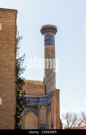 Das Minarett von Gur-e-Amir ist ein Mausoleum-Komplex des turkomongolischen Eroberers Timur in Samarkand, Usbekistan. Auf Initiative und bei der Ex errichtet Stockfoto