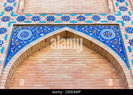 Dekorierte Wand mit Nische. Gur-e-Amir-Mausoleum-Komplex des turco-mongolischen Eroberers Timur in Samarkand, Usbekistan. Errichtet auf Initiative und bei Stockfoto