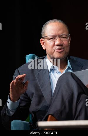 Austin, Tx, USA. April 2024. MICHAEL STRAUTMANIS, VP der Obama Foundation, leitet das Gespräch bei der abschließenden Sitzung des Trust.News.Democracy Forums, das von der LBJ Library in Austin am 10. April 2024 gesponsert wird. (Kreditbild: © Bob Daemmrich/ZUMA Press Wire) NUR REDAKTIONELLE VERWENDUNG! Nicht für kommerzielle ZWECKE! Stockfoto