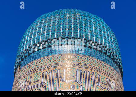 Die blaue Kuppel von Gur-e-Amir ist ein Mausoleum des turkomongolischen Eroberers Timur in Samarkand, Usbekistan. Auf Initiative und auf Kosten errichtet Stockfoto