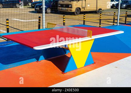 Tischtennistisch mit geometrischem Muster in verschiedenen Farben. Stockfoto